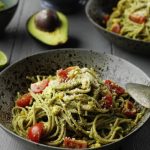 Pesto de Abacate com Macarrão Integral e Tomate Cereja